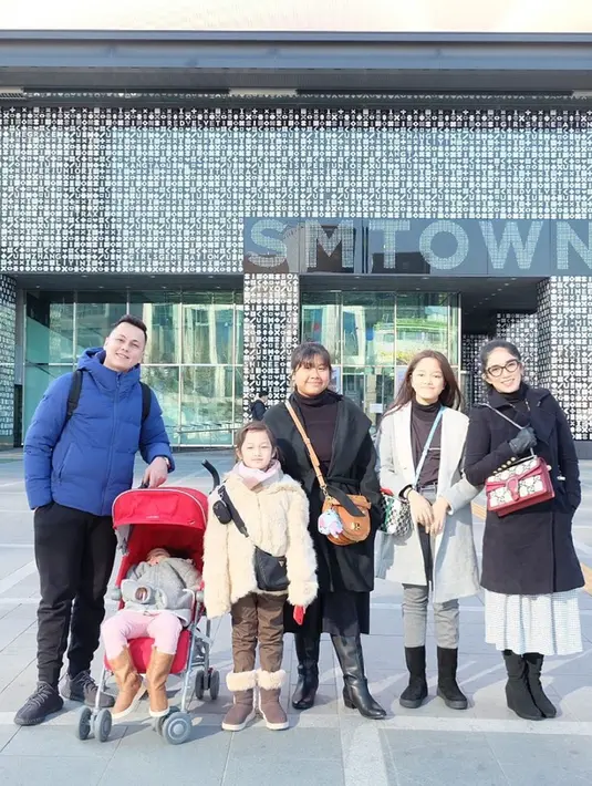 Anak-anak dari Andhika Pratama dan Ussy diketahui menyukai K-Pop. Maka dari itu, rombongan ini pun sempatkan berkunjung ke SM Town untuk berburu pernak-pernik K-Pop di bawah naungan SM Town.  (Liputan6.com/IG/@andhiiikapratama).