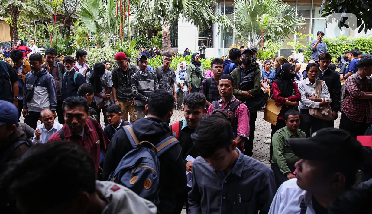 Pemerintah Provinsi DKI Jakarta berterima kasih atas antusiasme warga yang melamar sebagai PPSU, Damkar, dan sebagainya. (Liputan6.com/Angga Yuniar)