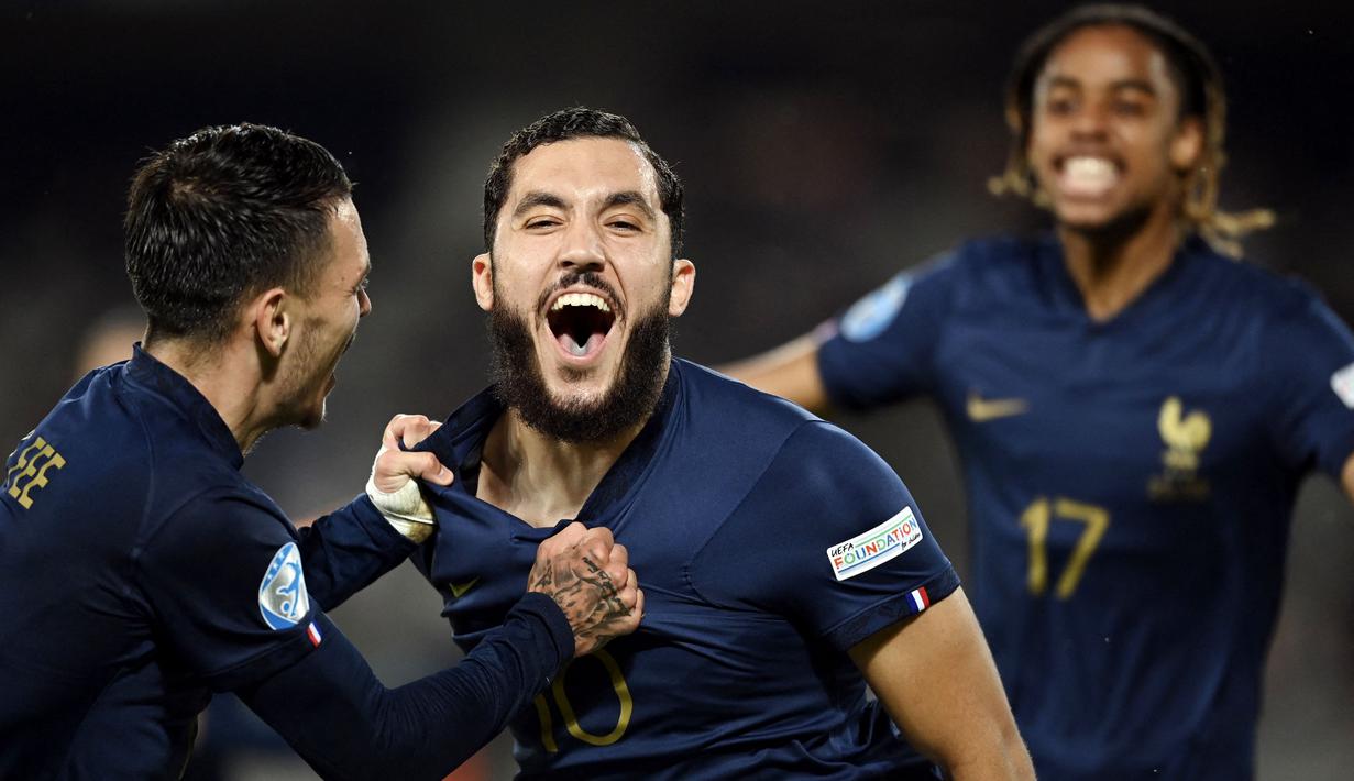 Pemain Timnas Prancis U-21,  Rayan Cherki, melakukan selebrasi setelah mencetak gol ke gawang Ukraina pada laga perempat final Euro U-21 2023 di Cluj Arena, Rumania, Senin (3/7/2023). Ukraina menang dengan skor 3-1. (Photo by MIHAI BARBU / AFP)