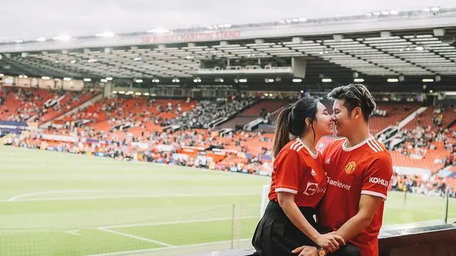 5 Potret Via Vallen dan Chevra Yolandi Bulan Madu di Inggris, Romantis di Old Trafford Stadium