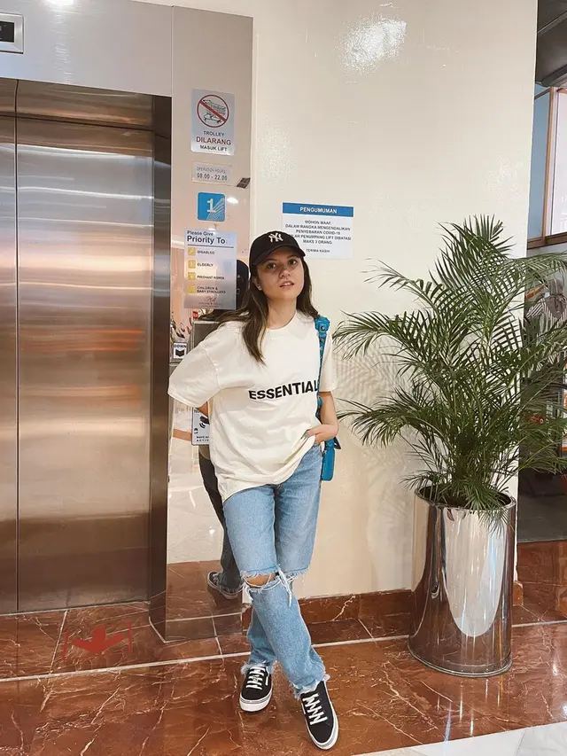 Gaya Marsha Aruan Tampil Santai Pakai Celana Jeans, Simpel Tapi Kece