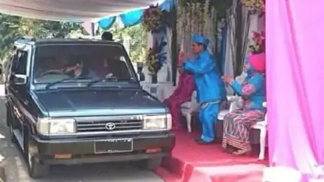 10 Potret Desain Pelaminan Nyeleneh Ini Bikin Tamu Geleng Kepala