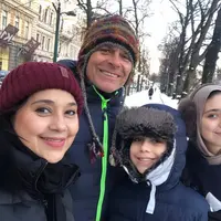 Artis senior Ayu Azhari dan Mike Tramp telah dua puluh tahun menikah. Selama pernikahannya, rumah tangganya jauh dari gosip miring. Berikut beberapa potret bahagia  Ayu Azhari bersama suami bulenya. [Instagram/ayukhadijahazhari]