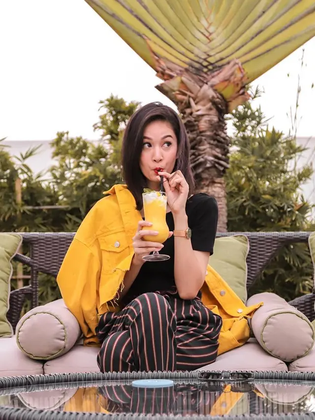 Gaya Faradilla Yoshi dengan Outfit Warna Kuning, Tampak Cerah