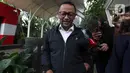 Hal itu diungkap KPK pada 9 Januari 2026 ketika mengumumkan dua tersangka kasus dugaan korupsi kuota haji, yakni Yaqut Cholil Qoumas (YCQ), dan Ishfah Abidal Aziz (IAA). Tampak dalam foto, mantan staf khusus Menteri Agama periode 2019-2024, Yaqut Cholil Qoumas, Ishfah Abidal Aziz alias Gus Alex berjalan meninggalkan Gedung Merah Putih Komisi Pemberantasan Korupsi (KPK), Jakarta, Senin (26/1/2026). (Liputan6.com/Helmi Fitrhiansyah)