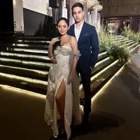 Dalam foto yang dibagikan Rachel, keduanya tampil serasi dengan outfit pesta. [Foto: IG/rachelvennya].