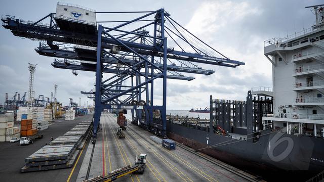 Aktivitas Bongkar Muat di JICT Tanjung Priok