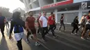 CdM Indonesia di Asian Games 2018, Komjen Pol. Syafruddin (ketiga kiri) bersama perwakilan atlet melakukan jalan sehat di Stadion GBK, Jakarta, Minggu (15/4). Jalan sehat ini untuk meningkatkan soliditas atlet Indonesia. (Liputan6.com/Helmi Fithriansyah)