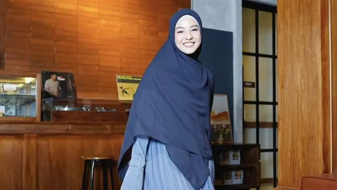 Natasha Rizky Mix and Match Hijab dengan Plisket Dress