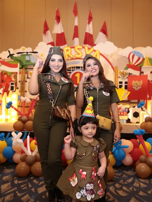 "Alhamdulillah kalau umur setahun ya memang kita sih yang heboh. Waktu Arsy itu mas Anang maunya temanya Indonesia, jadi waktu itu putri batik," tambahnya. (Adrian Putra/Bintang.com)