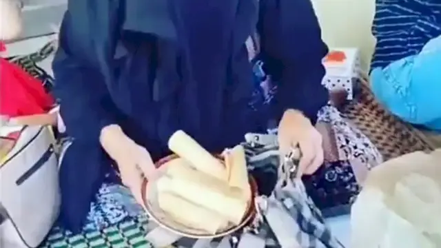 6 Aksi Emak saat Arisan Ini Kocak, dari Bungkus Makanan Hingga Foto Bersama