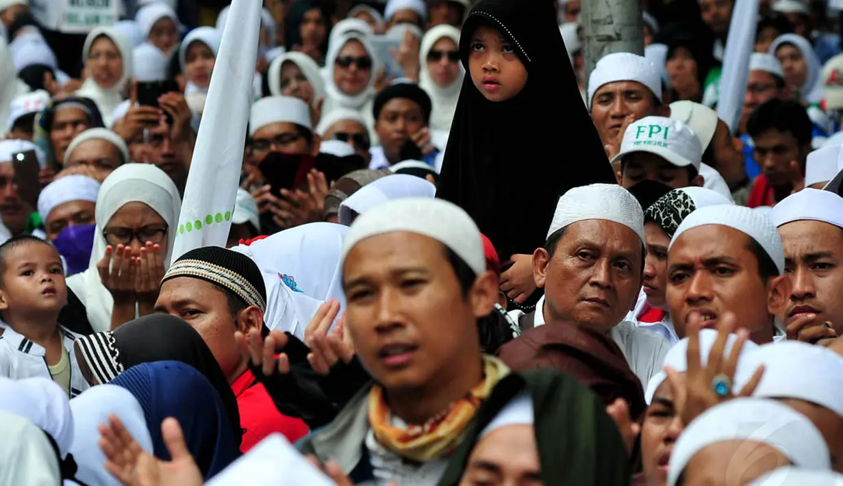 Aksi massa menolak Basuki Tjahaja Purnama atau Ahok menjadi Gubernur itu terjadi di depan Gedung DPRD DKI Jakarta, Senin (10/11/2014). (Liputan6.com/Johan Tallo) 