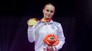 <p>Pesenam asal Russia, Angelina Melnikova memegang medali emas setelah memenangkan kategori All-Around putri Kejuaraan Dunia Gimnastik 2025 di Indonesia Arena, Senayan, Jakarta, Kamis (23/10/2025). (Bola.com/Bagaskara Lazuardi)</p>