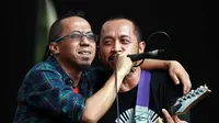 Yuki dan Bengbeng menikmati suasana panggung di sore itu. Tak lupa, Pas Band membawakan lagu 'Aing Pendukung Persib' yang dipersembahkan untuk klub sepakbola asal Bandung tersebut. (Deki Prayoga/Bintang.com)