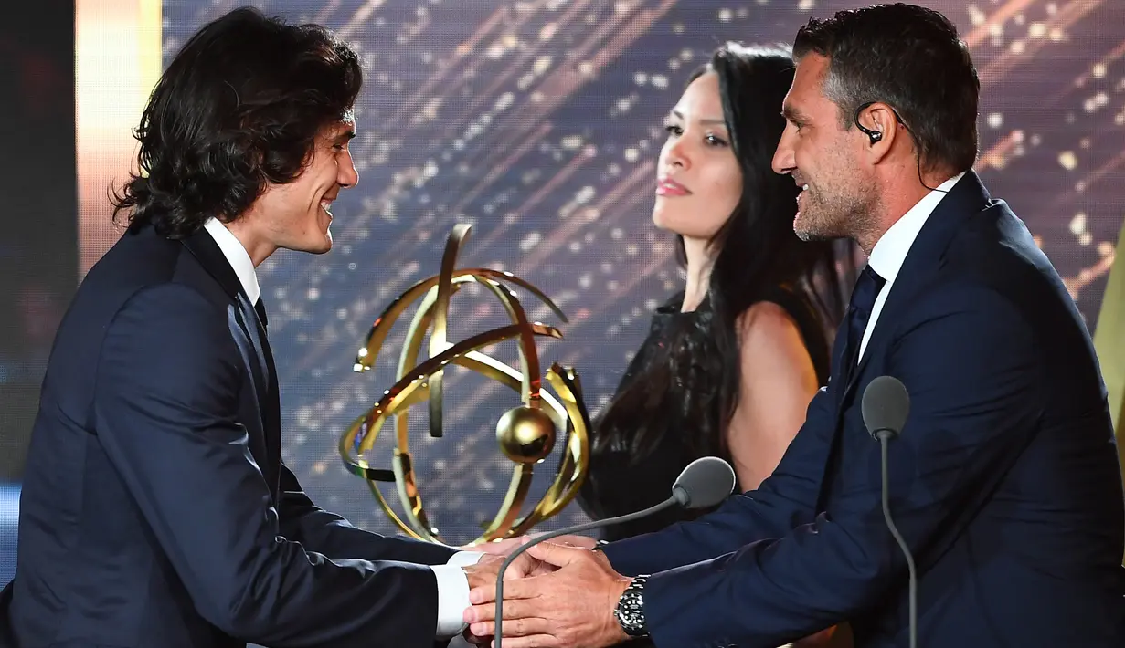 Penyerang Paris Saint-Germain(PSG), Edinson Cavani (kiri) menerima trofi Pemain Terbaik Liga Prancis dari mantan pemain Italia, Cristian Vieri pada upacara penghargaan yang digelar UNFP di Pavillon d'Armenonville, Paris, Senin (15/5). (FRANCK FIFE/AFP)