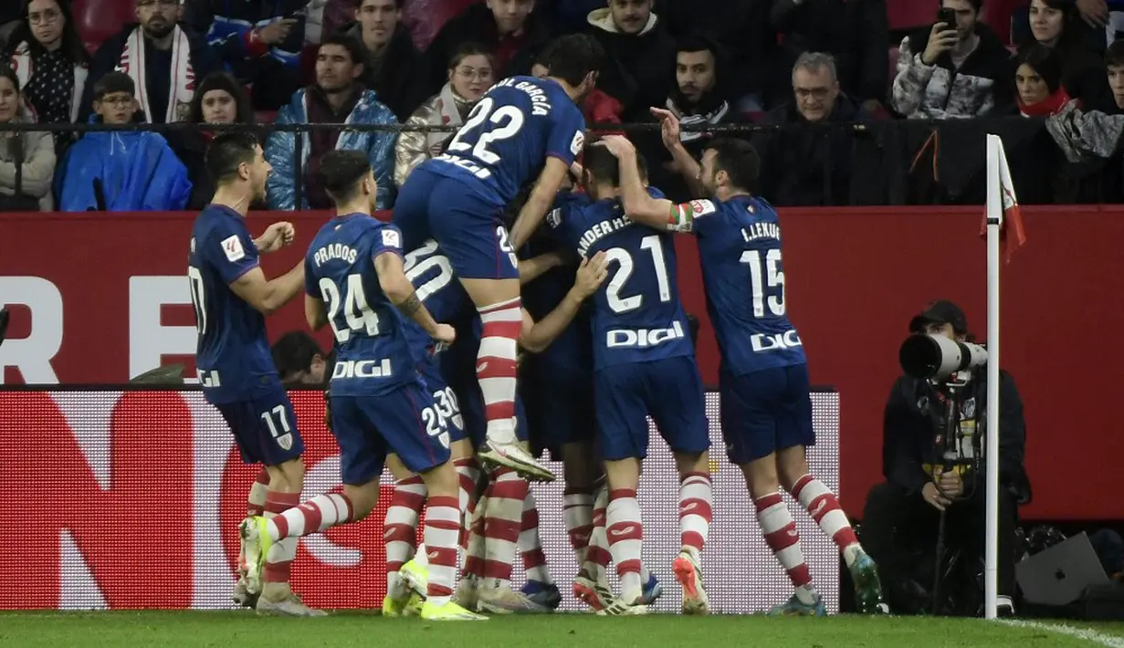 Pemain Athletic Bilbao Aitor Paredes merayakan mencetak gol kedua timnya bersama rekan satu timnya pada pertandingan sepak bola Liga Spanyol antara Sevilla Vs Athletic Bilbao. (CRISTINA QUICLER/AFP)