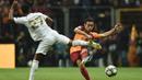 Bek Galatasaray, Yuto Nagatomo, berusaha mengirim umpan saat melawan Real Madrid pada laga Liga Champions di Stadion Ali Sami Yen Spor, Istanbul, Selasa (22/10). Galatasaray kalah 0-1 dari Madrid. (AFP/Ozan Kose)
