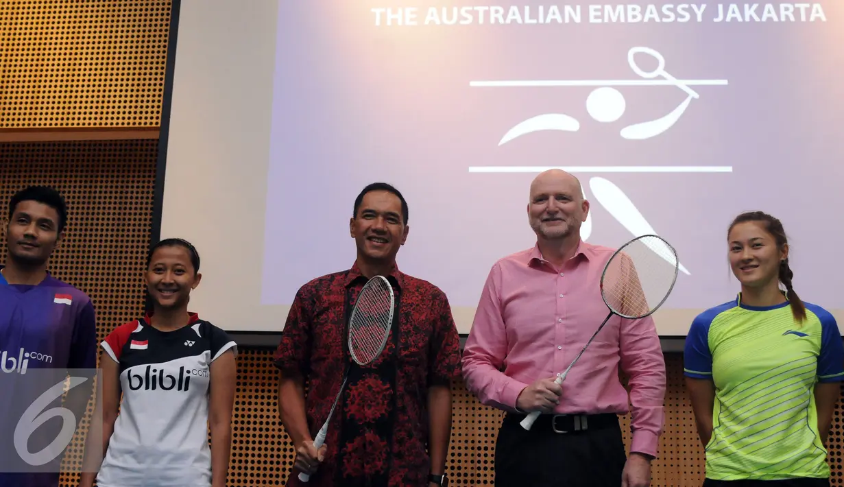 Ketua Umum PBSI, Gita Wirjawan (tengah) bersama Dubes Australia untuk Indonesia, Paul Grigson mengangkat raket jelang laga eksebisi di Kedubes Australia, Jakarta, Kamis (26/5/2016). (Liputan6.com/Helmi Fithriansyah)