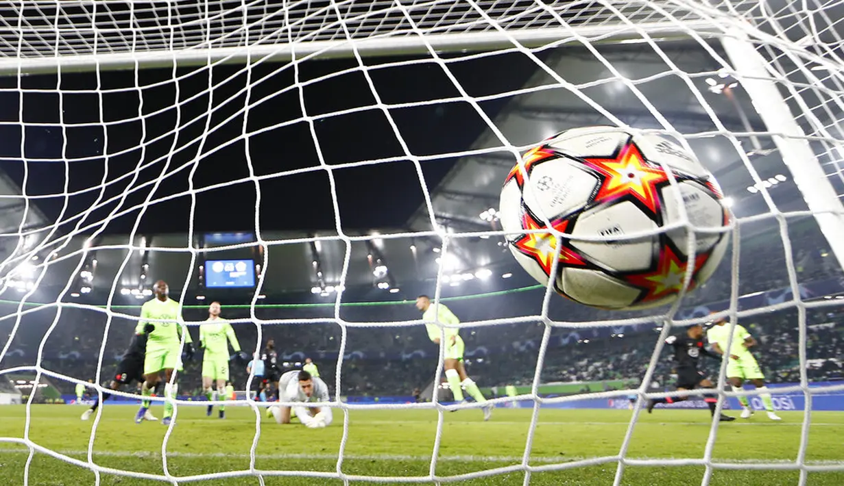 Penjaga gawang Wolfsburg Koen Casteels menerima gol ketiga dari pemain Lille Angel Gomes pada pertandingan sepak bola Grup G Liga Champions di Wolfsburg, Jerman, 8 Desember 2021. Lille menang 3-1. (AP Photo/Martin Meissner)
