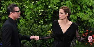 Sekitar 10 bulan sudah Brad Pitt digugat cerai oleh Angelina Jolie. Belum juga mencapai titik akhir, hubungan keduanya memang tidak bisa dikatakan baik-baik saja pasca adanya gugatan cerai tersebut. (AFP/CARL COURT)