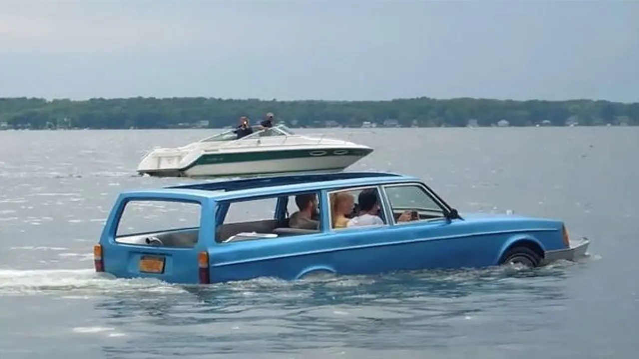 Unik, Volvo Tua Ini Disulap Jadi Bisa Berenang