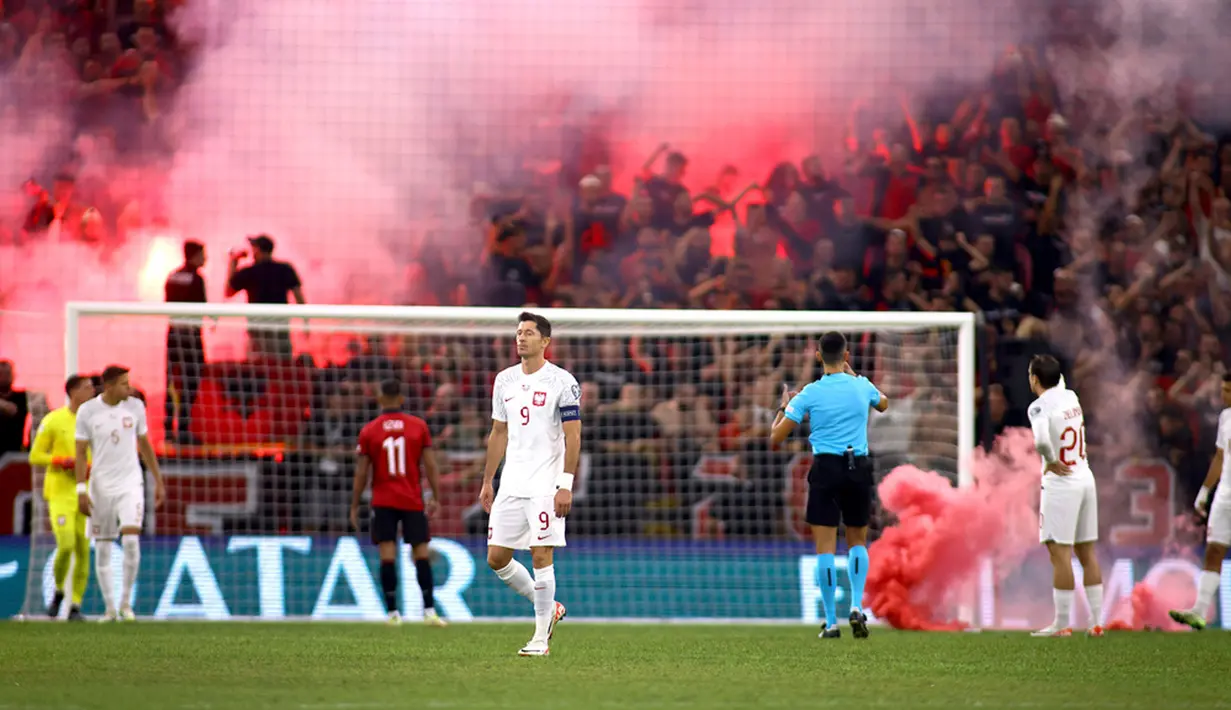 Albania memanfaatkan dengan baik status sebagai tuan rumah ketika menghadapi Polandia pada laga kelima Grup E Kualifikasi Euro 2024. Albania menang telak 2-0 atas Polandia. (AP Photo/Franc Zhurda)