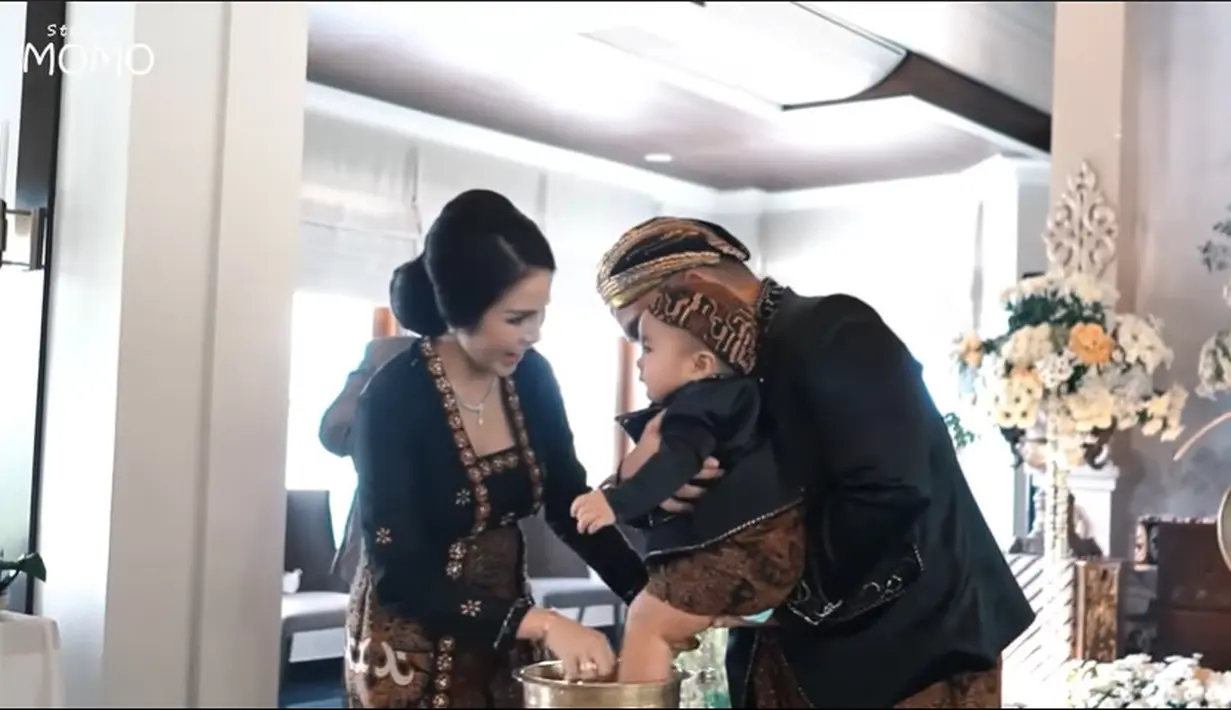 Tedak siten anak kedua Momo Geisha (Youtube/Momo Youtube Channel)