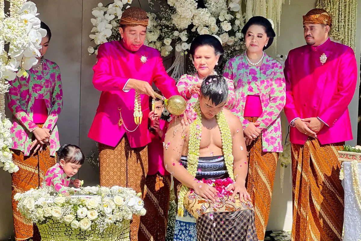 Putra bungsu Presiden Joko Widodo atau Jokowi, Kaesang Pangarep menggelar prosesi siraman menjelang pernikahannya. (Istimewa)