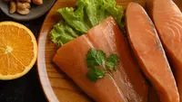 Cara Cepat Membersihkan Duri Ikan Salmon untuk Hidangan Sempurna