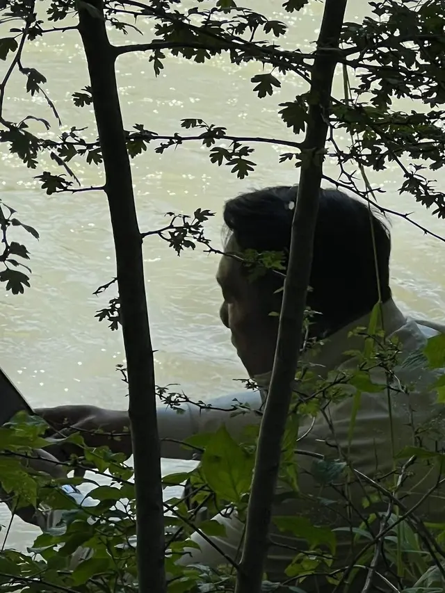 5 Potret Ridwan Kamil dan Keluarga Kunjungi Sungai Aare, Kenang Mendiang Eril