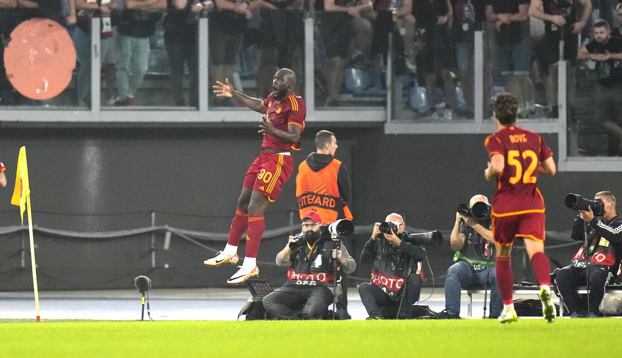Penyerang AS Roma Romelu Lukaku merayakan gol kedua timnya yang dicetak ke gawang  Slavia Praha pada matchday 3 Grup G Liga Europa 2023/2024 di Olimpico, Jumat (27/10/2023) dini hari WIB. (AP Photo/Alessandra Tarantino)
