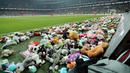 Suasana laga lanjutan Liga Turki 2022/2023 antara Besiktas melawan Antalyaspor yang berlangsung di Stadion Vodafone, Istanbul, Minggu (27/02/2023). Para penonton melakukan aksi lempar boneka ke dalam lapangan sebagai bentuk sumbangan untuk anak-anak korban gempa Turki. (AFP/DHA (DEMIROREN NEWS AGENCY)