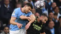 Bek Real Madrid, Dani Carvajal, berduel dengan bek Manchester City, Ruben Dias, pada laga leg kedua semifinal Liga Champions di Stadion Etihad, Kamis (18/5/2023) dini hari WIB. (AFP/Oli Scarff)