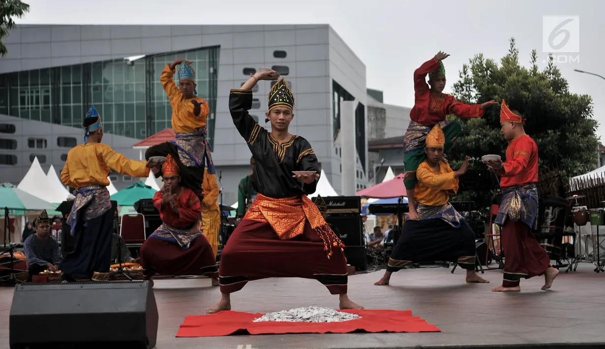 Warga binaan dari Lapas Klas II B Payakumbuh saat tampil membawakan tarian tradisional selama Indonesian Prison Art Festival (IPAFest) 2018 di Taman Ismail Marzuki, Jakarta, Senin (23/4). (Merdeka.com/Iqbal S Nugroho)