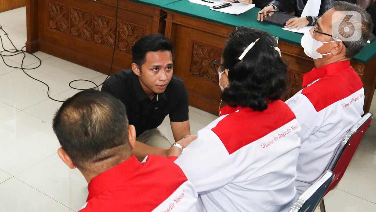 Jelang Sidang, Bharada E Berlutut Dihadapan Orang Tua Brigadir J