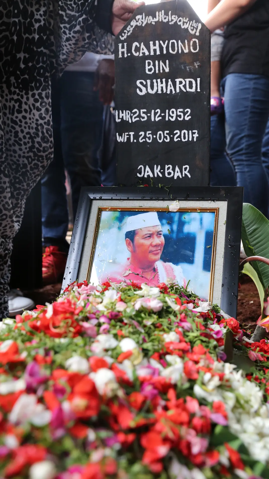 Pelawak Cahyono meninggal dalam usia 64 tahun Kamis (25/5) sekitar pukul 12.00 WIB. Pada hari itu juga, setelah salat azhar, pendiri grup Jayakarta itu langsung dikebumikan di TPU Komplek TVRI. (Adrian Putra/Bintang.com)