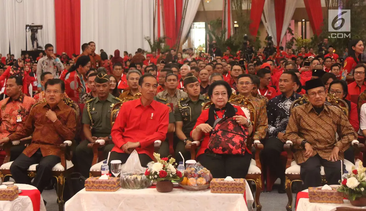 Presiden Jokowi (ketiga kanan), Wapres Jusuf Kalla (kiri), Presiden ke-3 BJ Habibie (kanan) dan Ketum PDIP Megawati Soekarnoputri (kedua kanan) saat Rakornas Tiga Pilar PDI Perjuangan di ICE BSD, Tangerang Selatan, (16/12). (Liputan6.com/Angga Yuniar)
