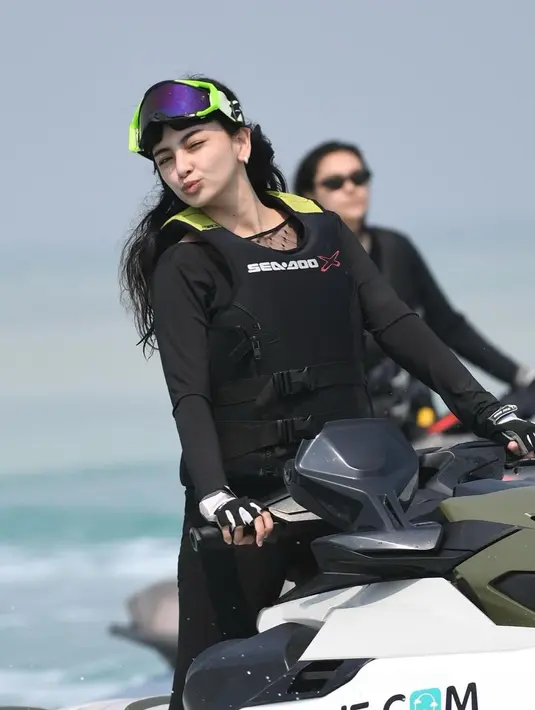 Perempuan 25 tahun itu berpose dengan memberi kecupuan saat bermain jet ski di kepulauan seribu. Gayanya bermain jet ski menuai pujian di kolom komentar instagram milik Valerie Tifanka, “Keren“ tulis salah satu dari netizen. (Instagram/valtifanka)