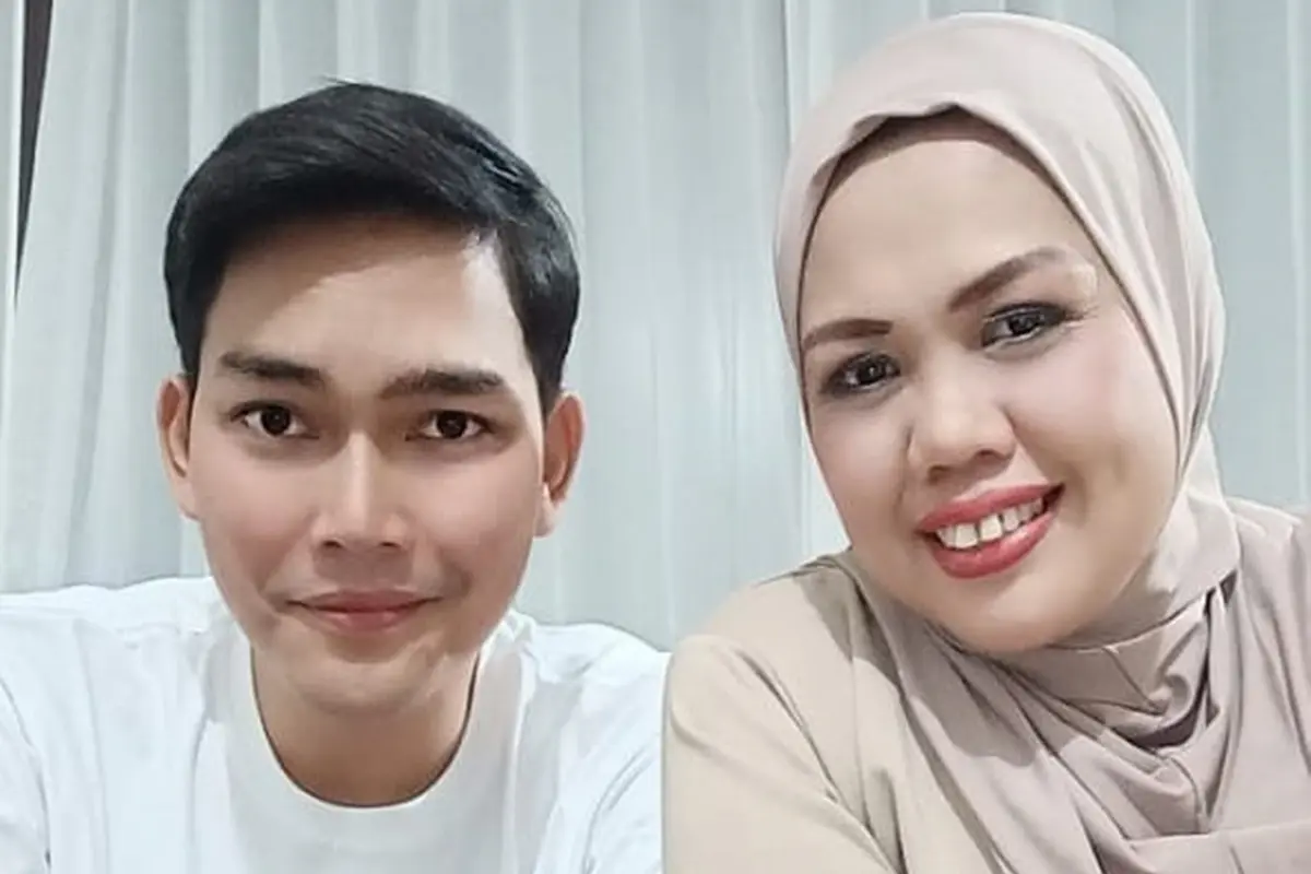 Pakai Baju Pengantin, Ini 6 Momen Kebersamaan Elly Sugigi dengan Pacar Barunya