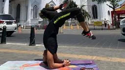 Anjas mengaku dengan yoga badannya menjadi sehat dan segar. Ia pernah menjadi instruktur yoga yang digelar di berbagai kota, salah satunya Semarang.(Liputan6.com/IG/@anjasmara)