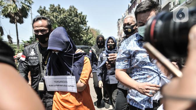 Tersangka NL dihadirkan dalam rekonstruksi kasus pembunuhan Sugianto (51) di ruko Royal Gading Square, Kelapa Gading, Jakarta, Selasa (25/8/2020). Rekonstruksi melibatkan 12 tersangka termasuk NL, karyawati korban yang berperan sebagai dalang pembunuhan. (merdeka.com/Iqbal S. Nugroho)