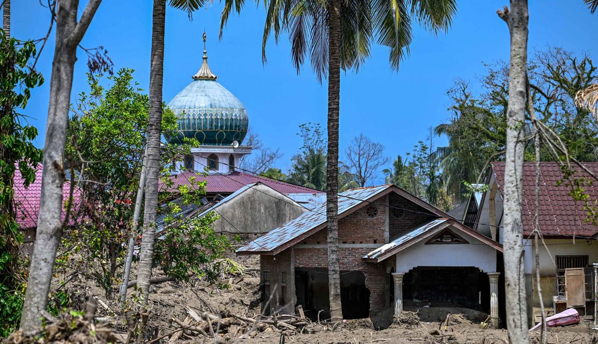 Keadaan di tenda pengungsian sangat memprihatinkan, terutama bagi kelompok rentan seperti anak-anak dan para lanjut usia. Tampak dalam foto, kondisi rumah-rumah yang rusak akibat banjir bandang terlihat di Meurah Dua, Kabupaten Pidie Jaya, Provinsi Aceh, pada 21 Februari 2026, setelah banjir dan tanah longsor dahsyat melanda Sumatra, akhir November 2025 lalu. (CHAIDEER MAHYUDDIN/AFP)