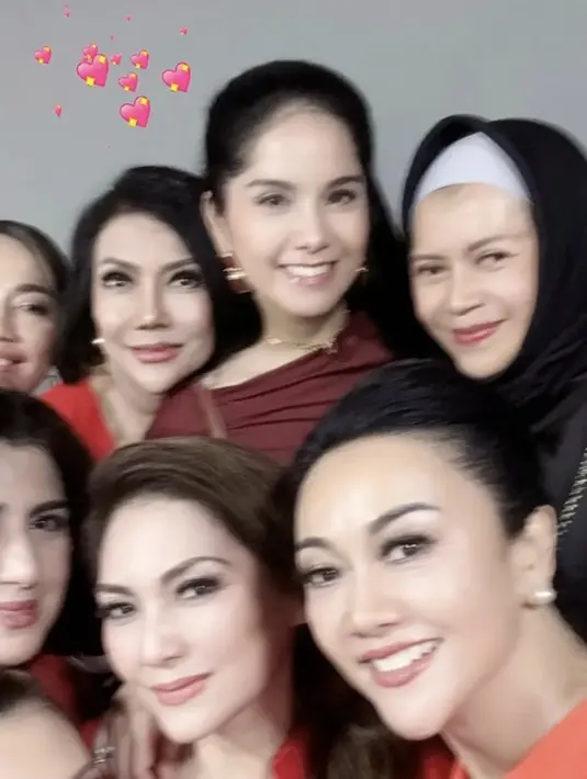 Bersama teman-temannya, Annisa Pohan menyaksikan konser Bruno Mars di Jakarta. Ia pun memilih tampil mengenakan atasan warna merah. [@ayu_mirah_m]