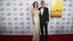 Artis Angelina Jolie dan Brad Pitt berpose di pemutaran perdana film " By the Sea " pada malam pembukaan AFI FEST 2015 di Hollywood, California, Kamis (5/11/2015). Angelina Jolie dan Brad Pitt menjadi pemeran utama dalam film ini. (REUTERS/Mario Anzuoni)
