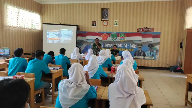 Pelajar SMA Negeri 1 Pebayuran, Kabupaten Bekasi, ikut penyuluhan dan sosialisasi yang diadakan aparat TNI dalam rangka TMMD Ke-115 Kodim 0509
