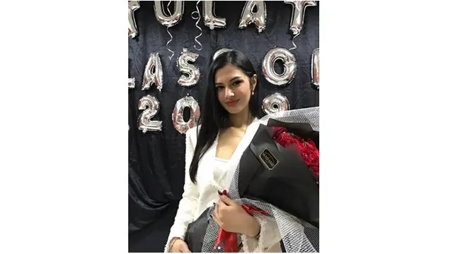 7 Potret Anak Tiri Bunga Zainal yang Baru Lulus SMA, Mirip Bintang Bollywood