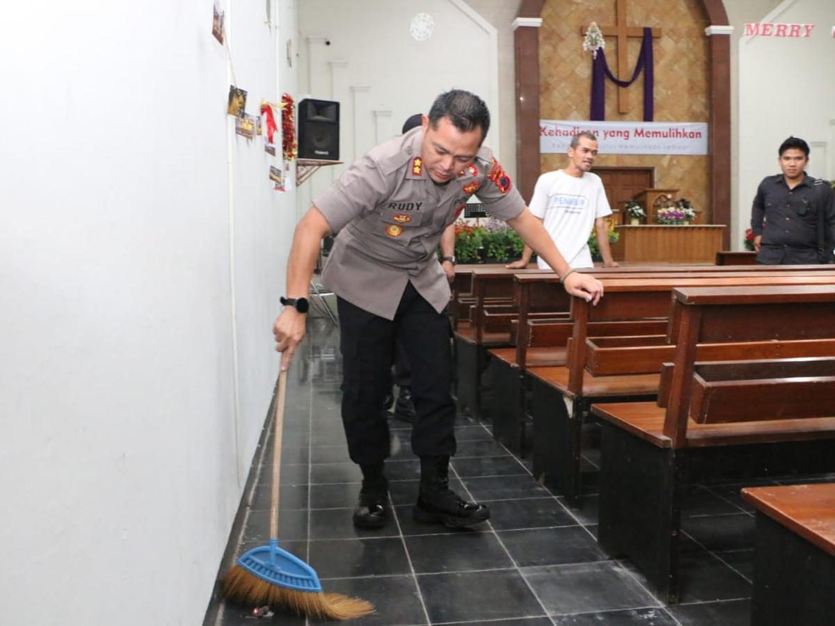 Hadiah Spesial Natal Untuk Umat Nasrani Dari Polisi Kebumen Regional Liputan6 Com