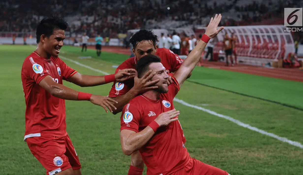 Pemain depan Persija, Marko Simic bersama Sandi Sutte dan Addison Alves merayakan gol ke gawang Tampines Rovers pada penyisihan grup H Piala AFC 2018 di Stadion GBK, Jakarta, Rabu (28/2). Persija unggul 4-1. (Liputan6.com/Helmi Fithriansyah)