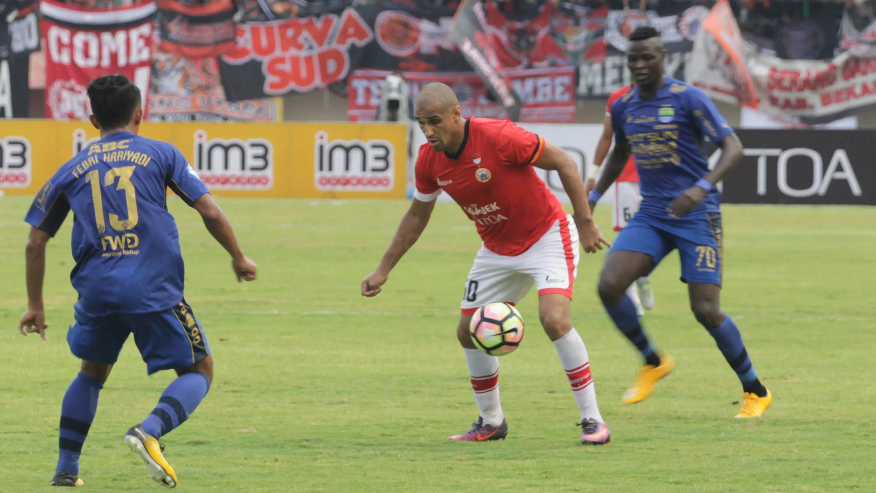 Laga Persija vs Persib yang diwarnai mundurnya Persib di menit ke-83. (Bola.com/Ronald Seger)