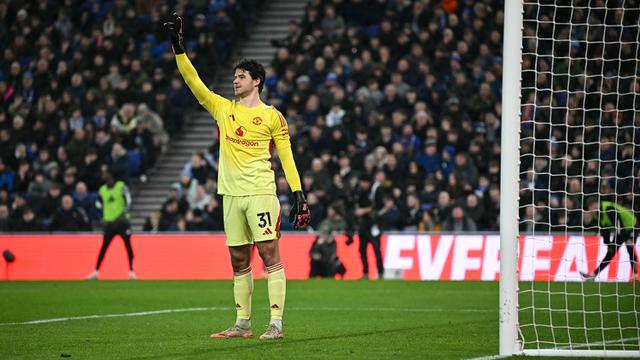 Foto: Penampilan Tangguh Senne Lammens di Bawah Mistar Manchester United